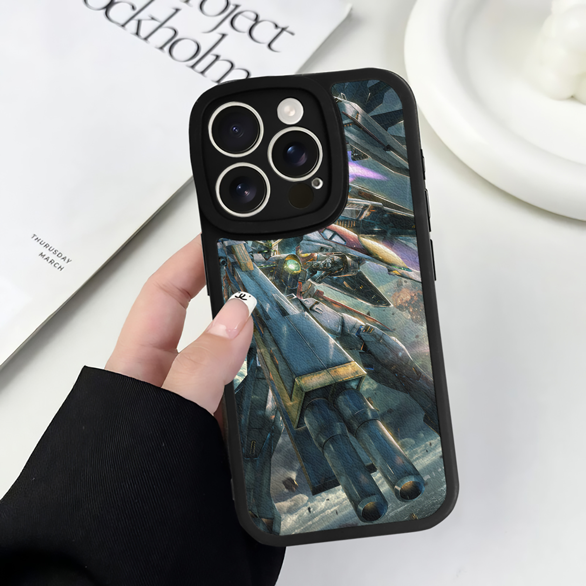 （画像用） 機動戦士ガンダム Mobile Suit Gundam 【iPhone 16シリーズ対応】シリコンスマホケース（レザー調） 材質：シリコン